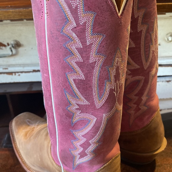 ustin Bent Rail Western Cowgirl Boot with America Burnished Tan and pink - Picture 9 of 12